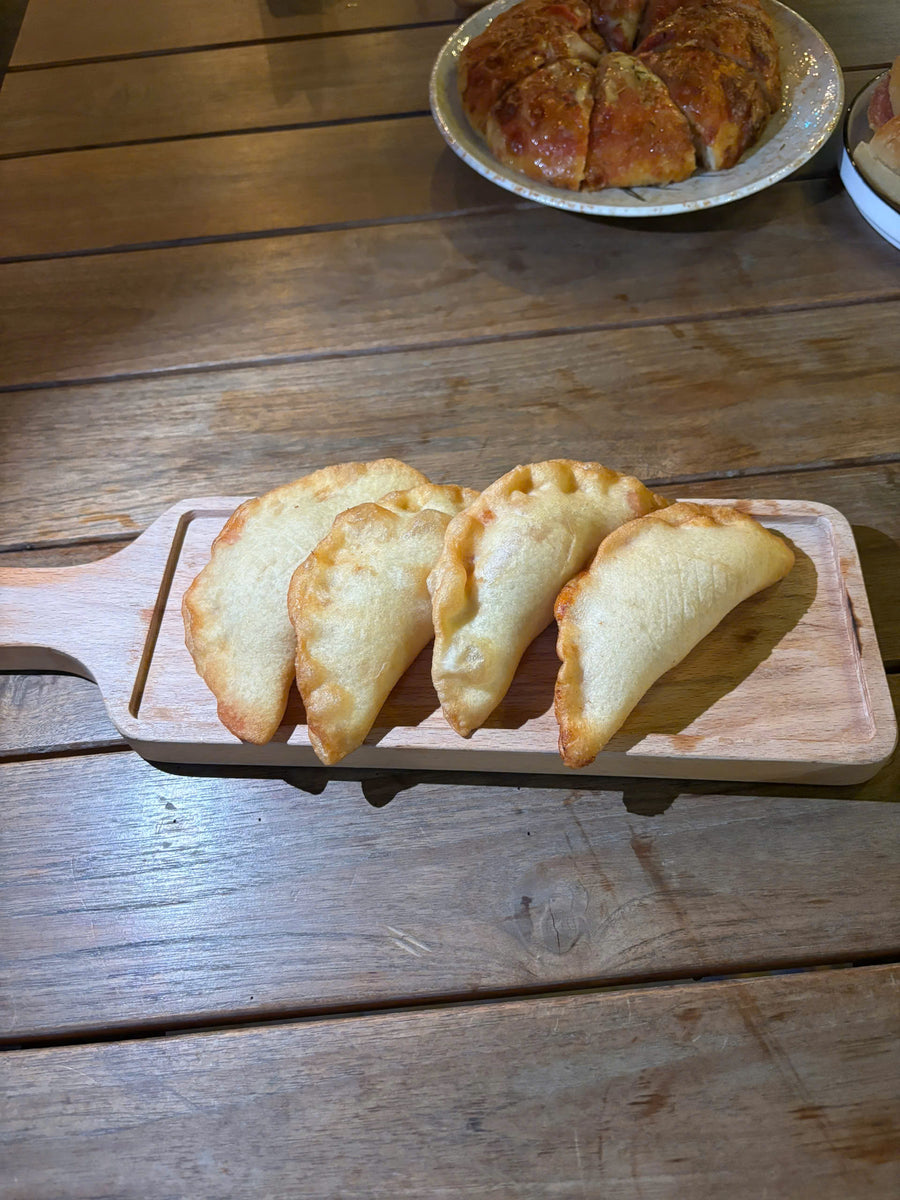 Panzerotti sốt cà chua, mortadella và mozzarella